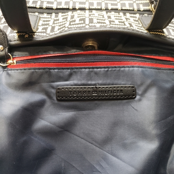 Tommy Hilfiger Purse! - Picture 11 of 16